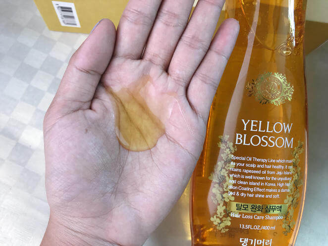 Daeng gi meo ri Yellow Blossom Anti-Hair Loss Shampoo 400 ml. แชมพูบำรุงเส้นผม ผ่านการรับรองจาก MFDS ประเทศเกาหลีว่าเป็นผลิตภัณฑ์เวชสำอางค์ สำหรับป้องกันผมหลุดร่วงได้อย่างอ่อนโยน หรือเส้นผมที่ขาดง่าย  ช่วยบำรุงหนังศรีษะให้แข็งแรง เปลี่ยนผมแห้งเสียให้มีชีวิตชีวา คืนผมสุขภาพดี หนา นุ่ม แข็งแรง เหมาะสำหรับผู้ที่มีหนังศรีษะอ่อนแอ หรือมีปัญหาผมขาดหลุดร่วง ปราศจากสารอันตราย ที่เป็นสาเหตุของการระคายเคืองหนังศีรษะ