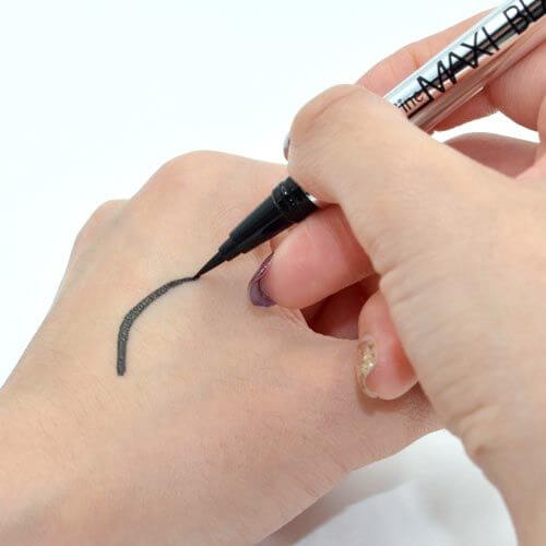 Mistine Maxi Black Eyeliner , Mistine Maxi Black ,Mistine Maxi Black Eyeliner ราคา , Mistine Maxi Black Eyeliner รีวิว , มิสทิน แม็กซี่ แบล็ค อายไลเนอร์ สีดำ 