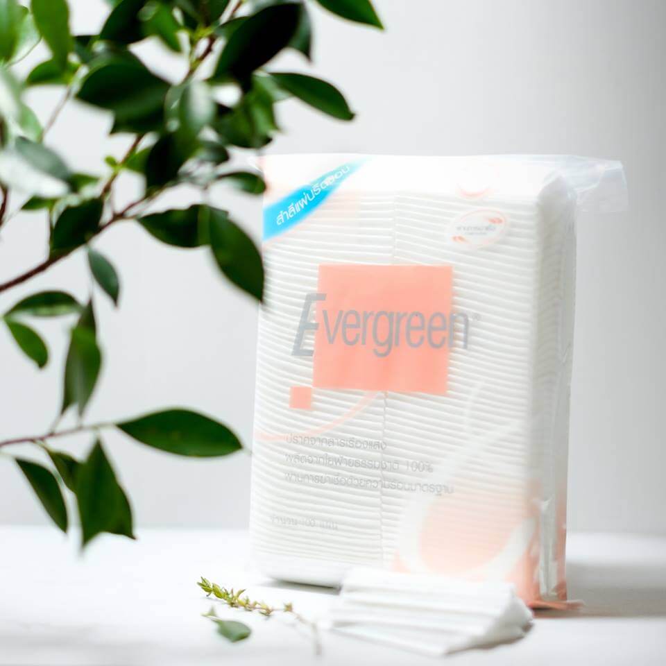 Evergreen Cotton Pad Evergreen สำลีแผ่นรีดขอบเอเวอร์กรีน 100 แผ่น  ผลิตจากใยฝ้ายธรรมชาติบริสุทธิ์ 100%  ใยฝ้ายแท้จะมีคุณสมบัติในการดูดซับน้ำได้ดีกว่าและปลอดภัยกับผิวหน้าของเรามากกว่าเพราะเป็นเส้นใยธรรมชาติ  มีเนื้อสำลีที่ละเอียด นุ่มนวล เนียนแน่น ผิวสัมผัสเนียนเรียบ ไม่เป็นขุย  " Evergreen สะอาดผิว สัมผัสนุ่ม ปราศจากสารเรืองแสง "