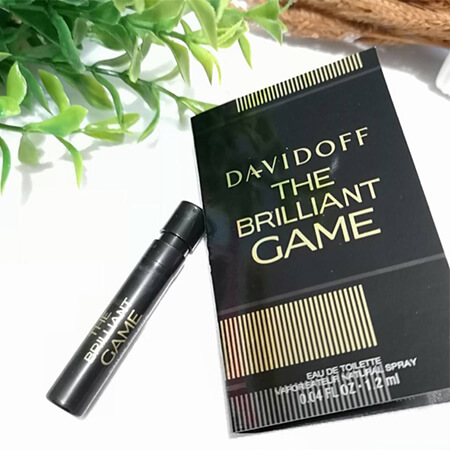 แพ็คคู่ Davidoff The Brilliant Game EDT 1.2 ml.   น้ำหอม Davidoff The Brilliant Game เป็นน้ำหอมที่จะทำให้คุณผู้ชายมีความเร่าร้อน, เย้ายวนและเสพย์ติด กลิ่นหอมของมันออกไปในแนว woody-oriental   เริ่มต้นกลิ่นด้วยกลิ่นระดับบน กลิ่นของความสดชื่นจาก Americano cocktail (ซึ่งทำมาจาก Campari, Vermouth และ soda water) แล้วจะนำพาสู่กลิ่นระดับกลางของโน๊ตไม้อย่างซีดาร์และ orange blossom ปิดท้ายด้วยถั่วตองก้า, hay, coumarin และคาราเมล