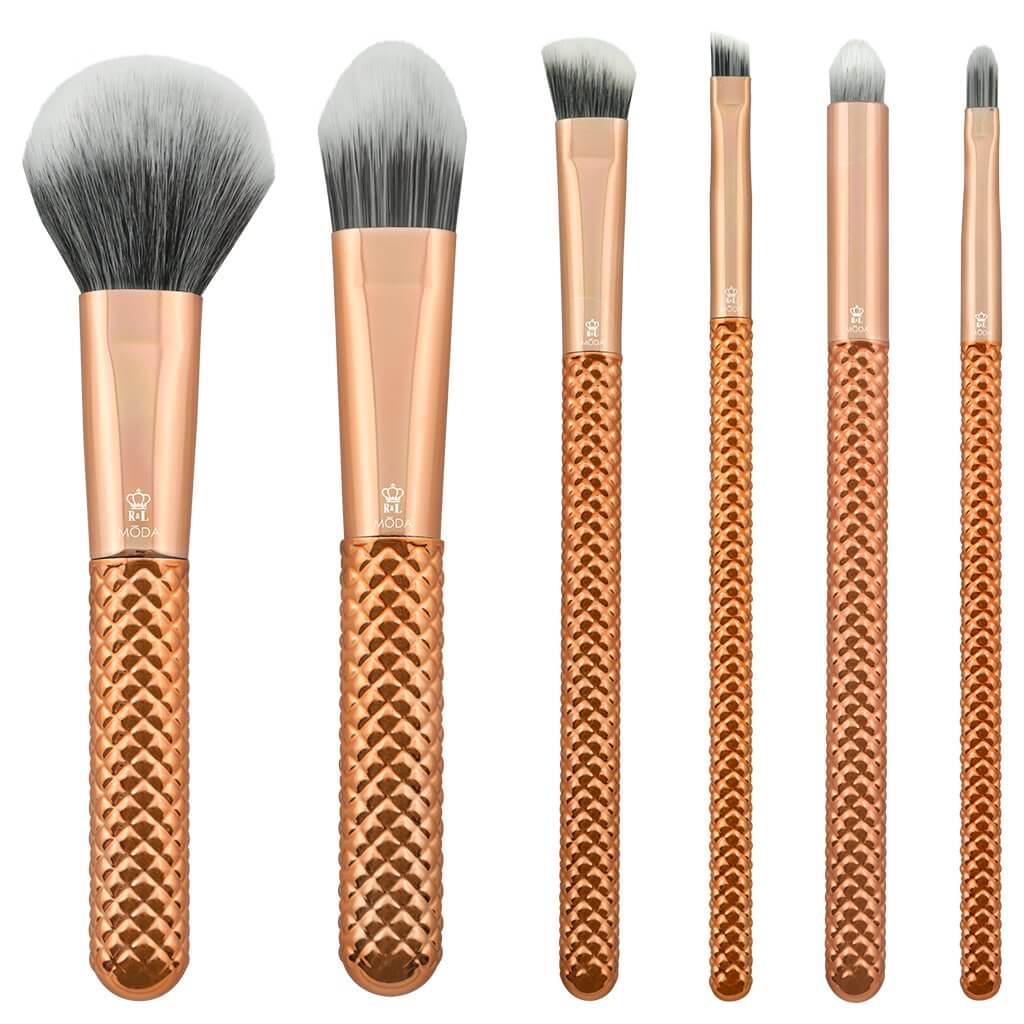 MODA Makeup Brushes Metallics Rose Gold Total Face Kit 6 pcs.   ประกอบไปด้วย  1. แปรงปัดแก้ม ให้สีแก้มฟุ้งสวย  2.แปรงลงรองพื้น ให้รองพื้นเนียนเรียบ  3.แปรงสำหรับลงใต้โหนกคิ้ว เพื่อให้หางคิ้วมีความสว่างใส   4.แปรงตัดเฉียง บางเฉียบเพื่อให้การลงอายไลน์เนอร์แบบเจลราบรื่นไม่สะดุด แถมยังสร้างวิงส์ได้ง่ายๆ ลุคแมวเหมียวก็อยู่ไม่ไกลเกินเอื้อม  5.แปรงสำหรับวาดขอบปาก ให้ริมฝีปากสวยคมเป๊ะ เส้นแบน เขียนง่าย ลงขอบลิปได้เรียบเนียน  6.แปรงลงเปลือกตา ให้คุณกำหนดอายแชโดว์ได้อย่างง่ายดาย