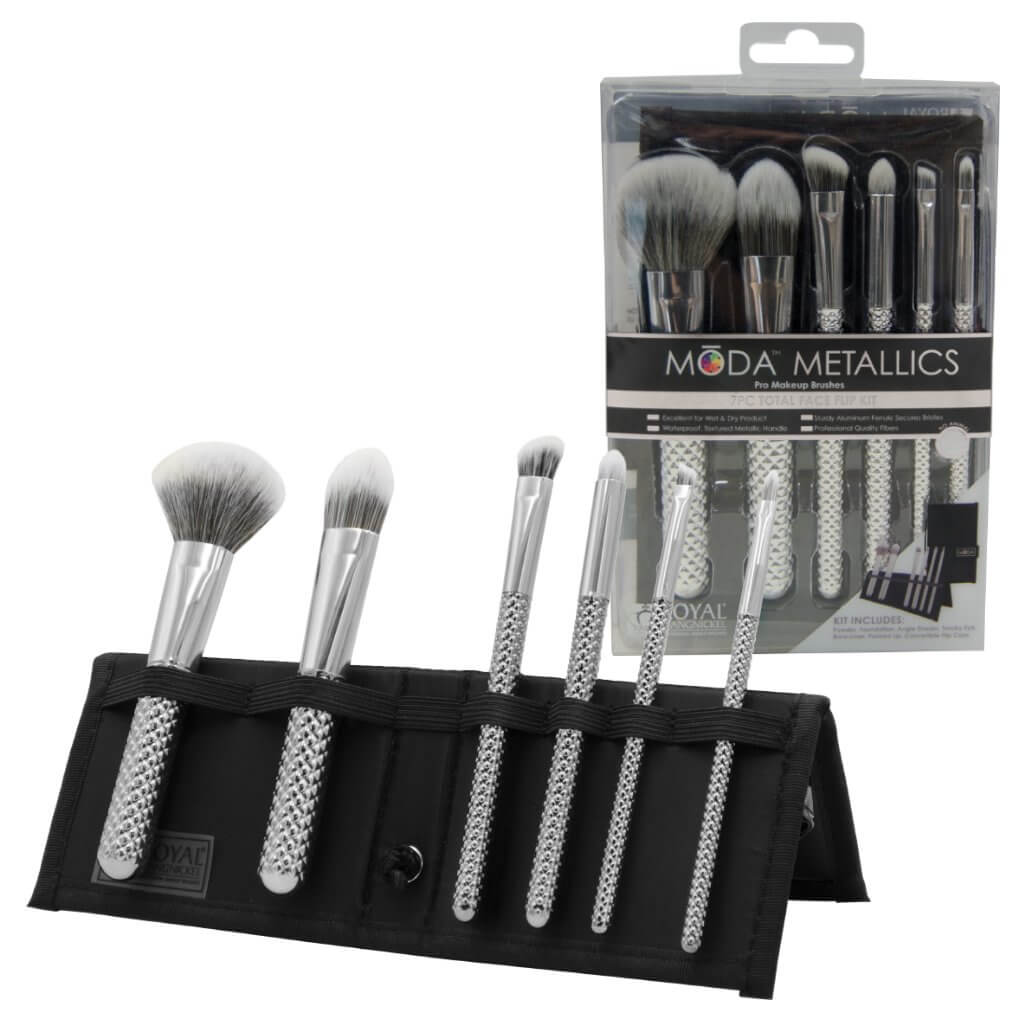 MODA Makeup Brushes Metallics Silver Total Face Kit 6 pcs.  ประกอบไปด้วย  1. แปรงปัดแก้ม ให้สีแก้มฟุ้งสวย  2.แปรงลงรองพื้น ให้รองพื้นเนียนเรียบ  3.แปรงสำหรับลงใต้โหนกคิ้ว เพื่อให้หางคิ้วมีความสว่างใส   4.แปรงตัดเฉียง บางเฉียบเพื่อให้การลงอายไลน์เนอร์แบบเจลราบรื่นไม่สะดุด แถมยังสร้างวิงส์ได้ง่ายๆ ลุคแมวเหมียวก็อยู่ไม่ไกลเกินเอื้อม  5.แปรงสำหรับวาดขอบปาก ให้ริมฝีปากสวยคมเป๊ะ เส้นแบน เขียนง่าย ลงขอบลิปได้เรียบเนียน  6.แปรงลงเปลือกตา ให้คุณกำหนดอายแชโดว์ได้อย่างง่ายดาย