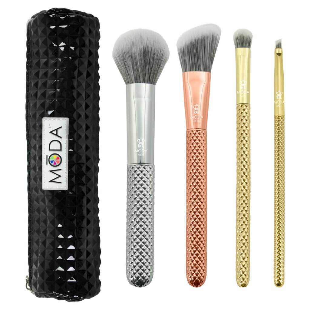 MODA Makeup Brushes Metallics Complete Kit 5 pcs.  ประกอบไปด้วย  1. แปรงปัดแก้ม ให้สีแก้มฟุ้งสวย  2.แปรงไฮไลท์ ให้คุณไฉไลท์โหนกแก้ม หรือเฉดดิ้งกรอบหน้าได้สวยงาม  3.แปรงสำหรับลงเบ้าตา เพื่อให้เบ้าตาดูมีมิติ ชัดมากขึ้น จะยิ่งทำให้การสร้างแคทอายส์ดูสมบูรณ์ เพียงแตะอายโดว์สีน้ำตาล ลงเบ้าตาเบาๆ ก็ได้ตาที่กลมโตมากขึ้น ! 4.แปรงเขียนไลเนอร์ขอบตา เข้าถึงทุกซอกมุมของดวงตา
