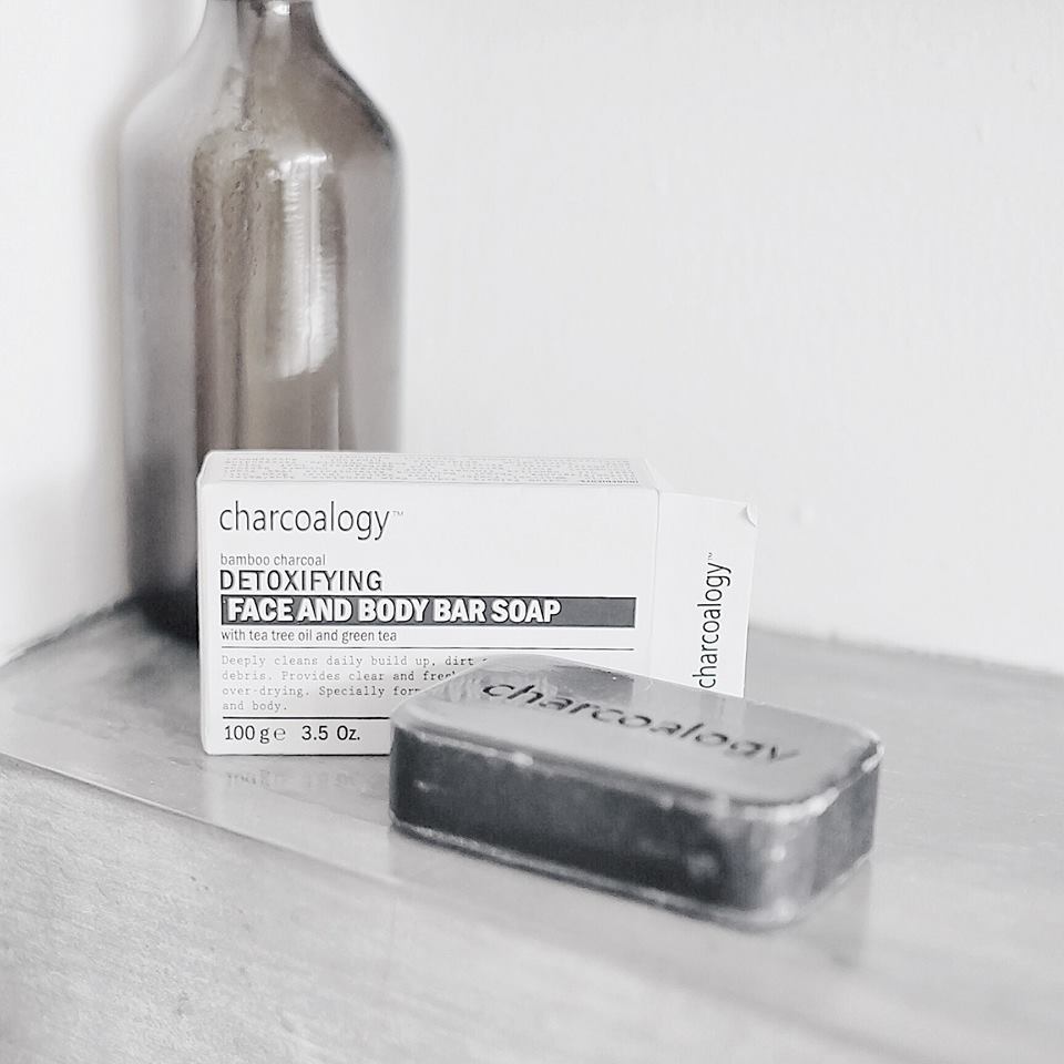 Charcoalogy Bamboo Charcoal Detoxifying Face and Body Bar Soap 100g สบู่ถ่านไม้ไผ่ สูตรดีท็อกซ์ผิว ทำความสะอาดผิวหน้าและผิวกาย มีส่วนผสมของชาเขียวและแตงกวา