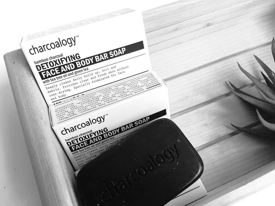 Charcoalogy Bamboo Charcoal Detoxifying Face and Body Bar Soap 100g สบู่ถ่านไม้ไผ่ สูตรดีท็อกซ์ผิว ทำความสะอาดผิวหน้าและผิวกาย มีส่วนผสมของชาเขียวและแตงกวา