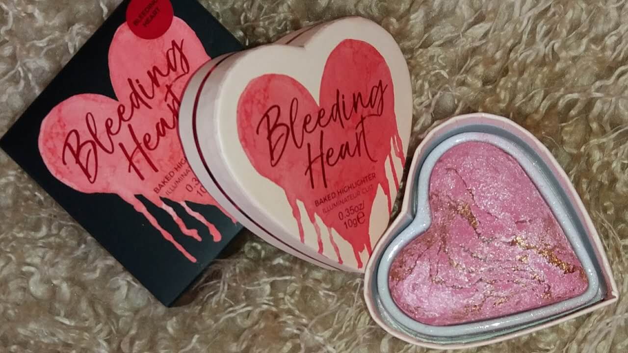 Wallpapers 4k blush heart. сердце из косметики. Lovely highlighter. I heart revolution heartbreakers matte blush. Make up of the heart.