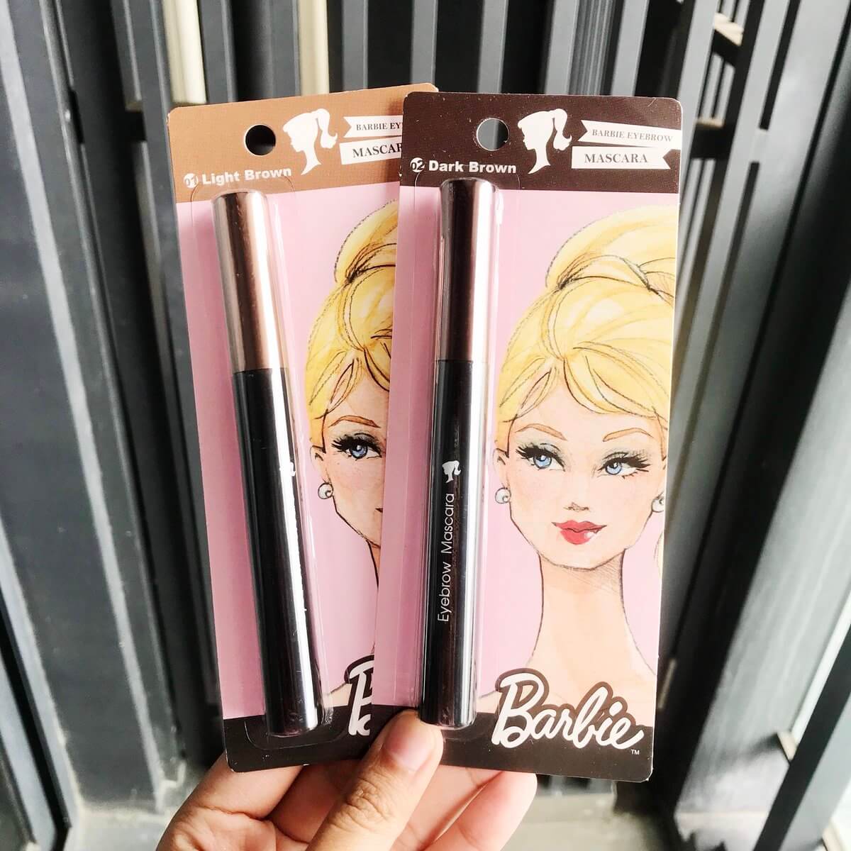 Barbie Eyebrow Mascara 7 ml. มาสคาร่าคิ้วช่วยเติมสีสันให้กับคิ้ว ดูเป็นธรรมชาติ ให้ได้รูปทรง ด้วยแปรงปัดที่สามารถเข้าทุกเส้นคิ้ว