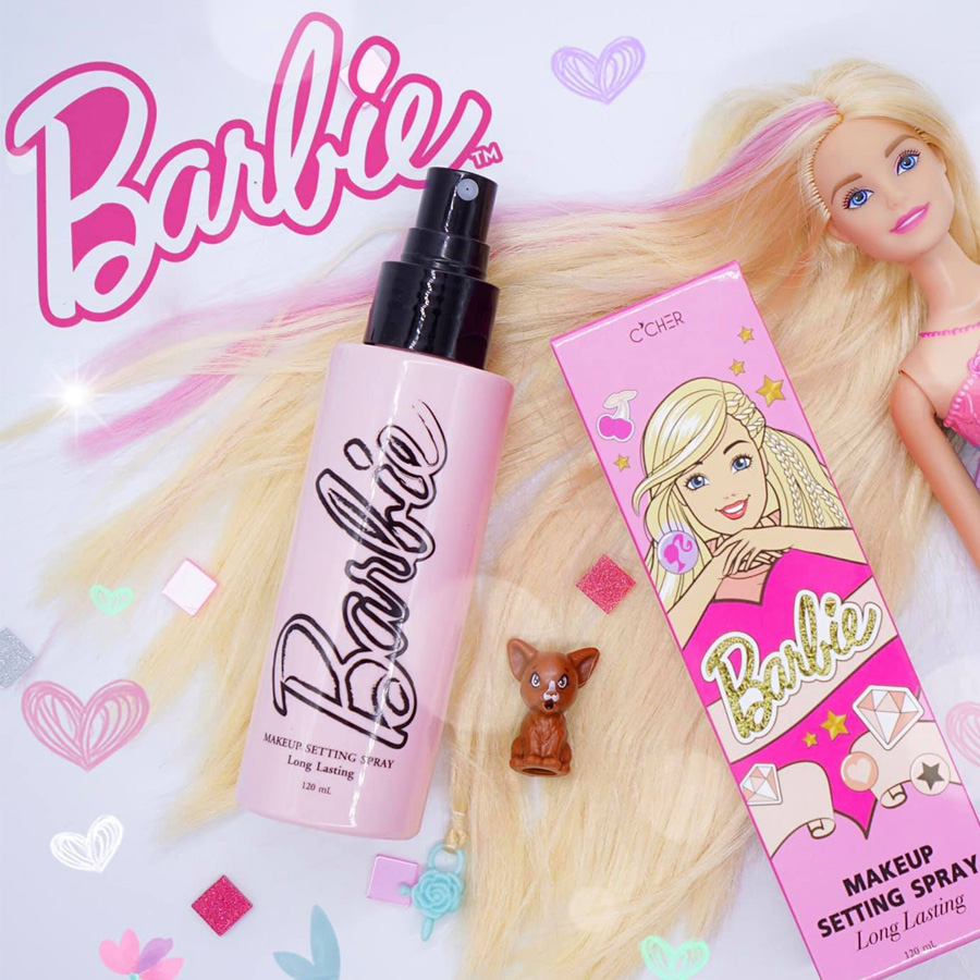 Barbie Make Up Setting Spray 120 ml. บาร์บี้เมคอัพเซ็ตติ้งสเปรย์  สเปร์ยช่วยล็อคเครื่องสำอางให้ติดทน สารสกัดจากดอก Rosa Centifolia Flower ช่วยบำรุงใบหน้าให้ดูกระจ่างใส เพิ่มความชุ่มชื้น และอ่อนโยนต่อผิว