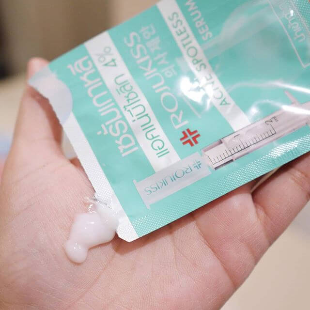 ojukiss Acne Spotless Serum   สรรพคุณสินค้า : จัดการปัญหาสิว รอยสิวซ้ำซาก..ไม่เป็นสิวง่ายอีก คิดค้นมาสำหรับ “ปัญหาสิว รอยสิวซ้ำซาก แก้ยาก” เซรั่มพิเศษเข้มข้น เพื่อฟื้นบำรุงผิว ถึงระดับเซลล์ชั้นลึก  อุดมด้วยแอคเน่บีไซลิก 4% เอกสิทธิ์เฉพาะของ ROJUKISS และ Bija Extract (สารสกัดจากลูกจันทน์เกาหลี) เซรั่มสามารถจัดการสิวอย่างต่อเนื่องเต็มประสิทธิภาพแต่อ่อนโยนต่อผิว   พร้อมทั้งลดการสะสมของแบคทีเรีย ควมคุมความมัน ลดการอุดตัน ผลัดเซลล์ผิว ลดโอกาสการเกิดรอยจากสิว ลดเลือนรอยดำรอยแดงจากสิวเก่า และ บำรุงผิวให้ดูแข็งแรงขึ้น ไม่เป็นสิวง่าย