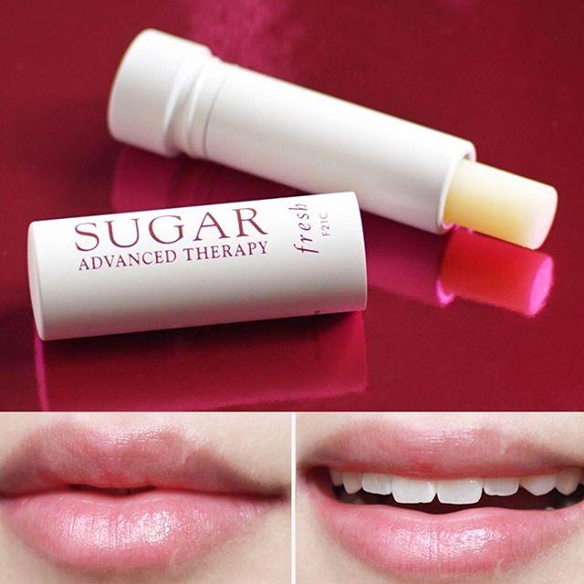 Fresh Sugar Lip Treatment Advanced Therapy 2.2 g.  ลิปทรีตเม้นท์ที่ช่วยต่อต้านริ้วรอยบนริมฝีปาก ด้วยสารสกัดจากส้ม บัตเตอร์ Cupuacu น้ำมันเมล็ดพลัม และน้ำมันเสาวรส อีกทั้งยังอุดมไปด้วย Hyaluronic Filling Spheres ที่ช่วยเพิ่มความอวบอิ่มให้เรียวปาก เนียนนุ่มชุ่มชื่น