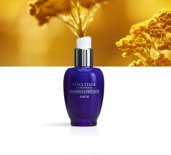 L'occirtane Immortelle Precious Serum 4 ml.  อุดมไปด้วยน้ำมันหอมระเหยจากดอกอิมมอคแตลและไดนามิคไฮยาลูรอนิกแอซิดโมเลกุลเล็ก  เซรั่มนี้จะช่วยเสริมสร้างการสร้างเซลล์ผิวใหม่ พร้อมปกป้องผิวจากมลภาวะต่างๆ เพื่อผิวที่ดูอ่อนเยาว์ลงอย่างเห็นได้ชัด  เนื้อเซรั่มเข้มข้นแต่ซึมซาบเร็ว อุดมไปด้วย: • น้ำมันหอมระเหยจากดอกอิมมอคแตล ซึ่งมีคุณสมบัติในการต้านอนุมูลอิสระและผ่านการเพาะปลูกอย่างยั่งยืน • กรดไฮยาลูรอนิกชนิดน้ำหนักโมเลกุลต่ำและแร่ธาตุจำเป็น เพื่อช่วยเสริมสร้างความแข็งแรงของผิวในการซ่อมแซมตัวเอง เพื่อผิวที่อ่อนเยาว์ในทุกๆ วัน • สารสกัดจากถั่วที่ช่วยลดขนาดรูขุมขน