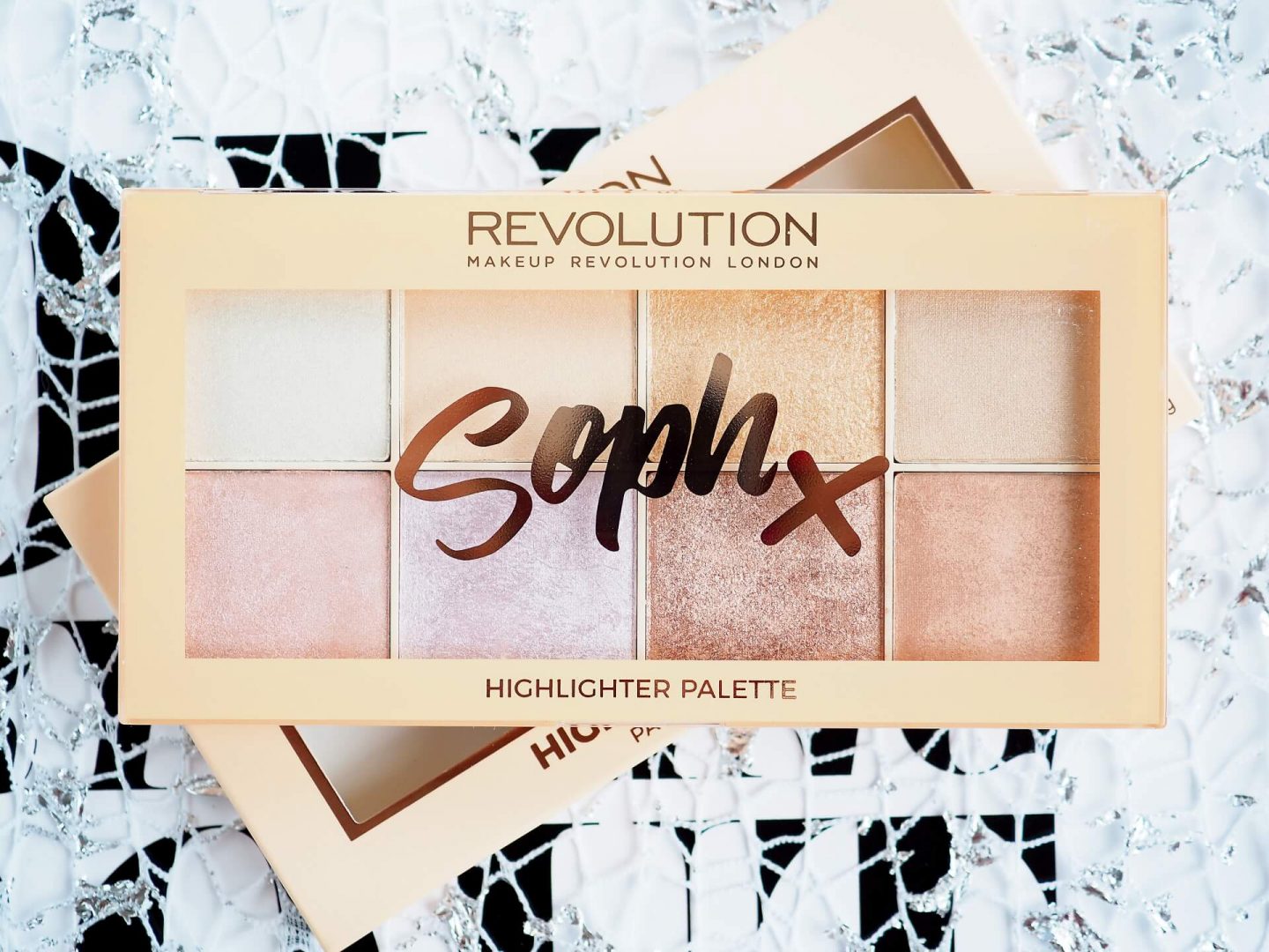 Makeup Revolution Soph X Highlighter Palette 16g ไฮไลท์เตอร์ 8 สีสุดอลัง เหมาะกับทุกสีผิว เนื้อเกลี่ยง่าย เม็ดสีกระจายแสงให้หน้าดูมีมิติสวยงาม