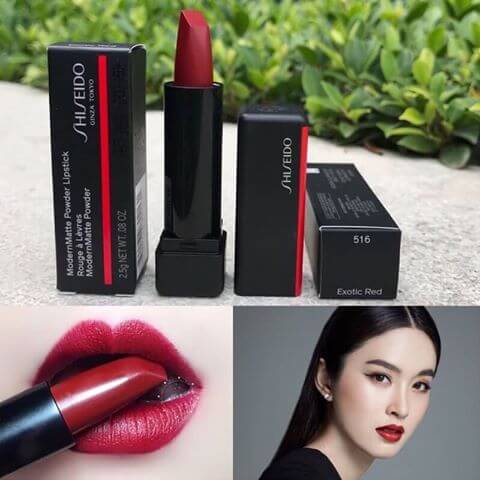 Shiseido Modern Matte Powder Lipstick #516 Exotic Red 2.5 g. เนื้อแมตต์ไม่มันวาว ไม่ทำให้ริมฝีปากแห้งแตก ผสานส่วนผสมของน้ำมัน และแว็กซ์คุณภาพช่วยคงความชุ่มชื้นให้ริมฝีปากสวยเนียนนุ่ม ได้รับการทดสอบการแพ้ว่าปลอดภัยแม้แต่ผิวบอบบางแพ้ง่าย  สีสุดฮิตที่ใครทาก็สวย!!