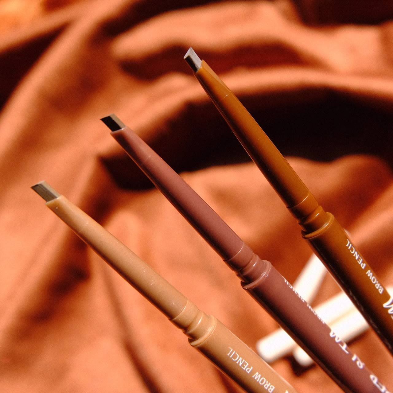 Kabuki Super Slim Brow Pencil 0.1 g. ดินสอเขียนคิ้ว ทรงสลิม เขียนง่าย ได้เส้นคม พร้อมแปรงปัดคิ้ว จัดแต่งทรงคิ้วให้สวยงาม  ดินสอเขียนคิ้วเส้นเล็กคมเพียง 1.5 มิล เขียนลื่นง่าย ให้คุณวางโครงคิ้วได้อย่างที่ต้องการ 