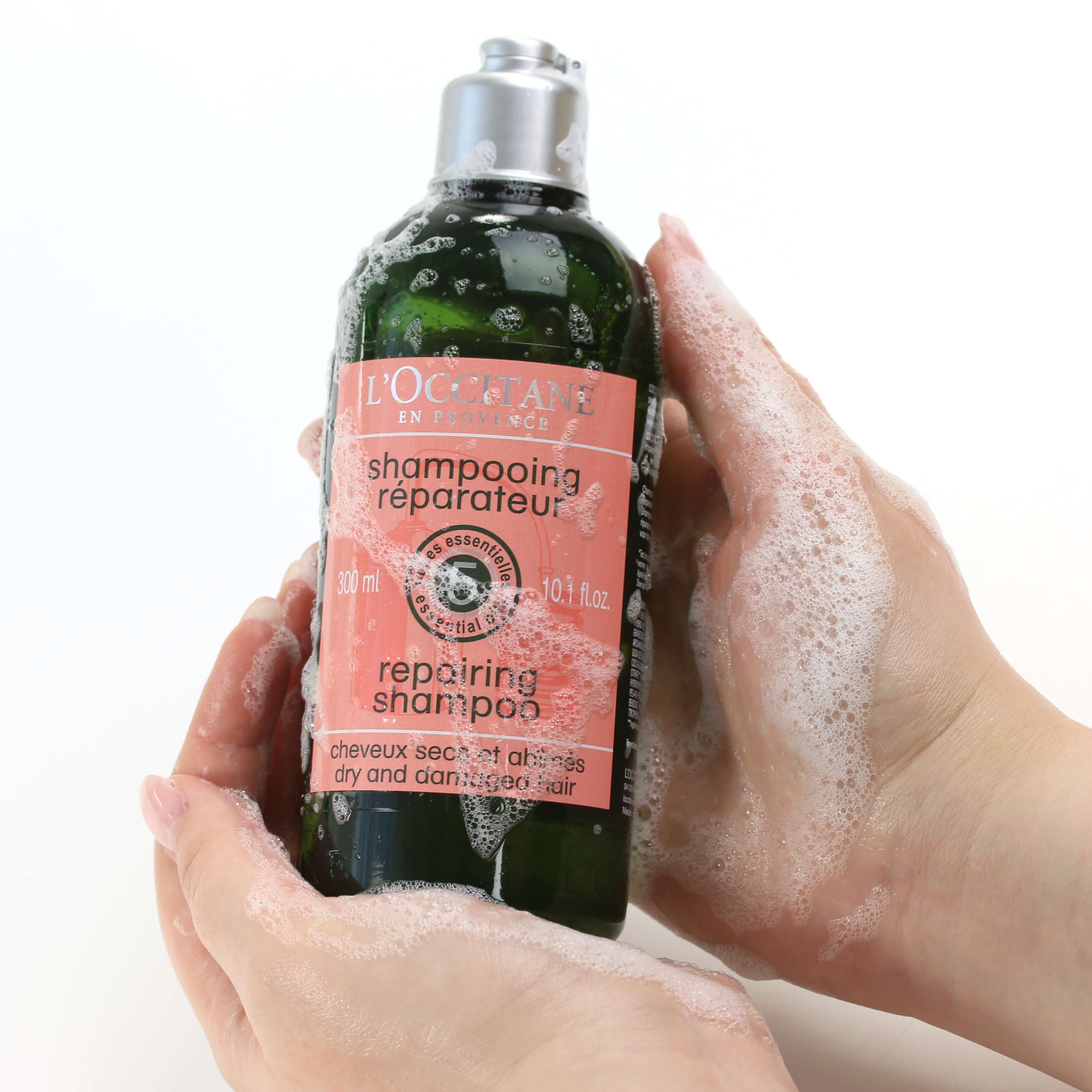 L'occitane Intensive Repair Shampoo + Conditioner 75 ml.  ด้วยกลิ่นหอมของน้ำมันหอมระเหย 5 ชนิด (กระดังงา สวีทออเร้นจ์ ลาเวนเดอร์ เจอเรเนียม และแองเจลิก้า ) ช่วยปลอบประโลมหนังศีรษะ มอบกลิ่นหอมอ่อนโยน ให้เส้นผม  ไม่ให้เส้นผมพันกัน ซ่อมแซมเส้นผมอย่างเข้มข้น สำหรับผมแห้งเสีย และเสียจากสารเคมี