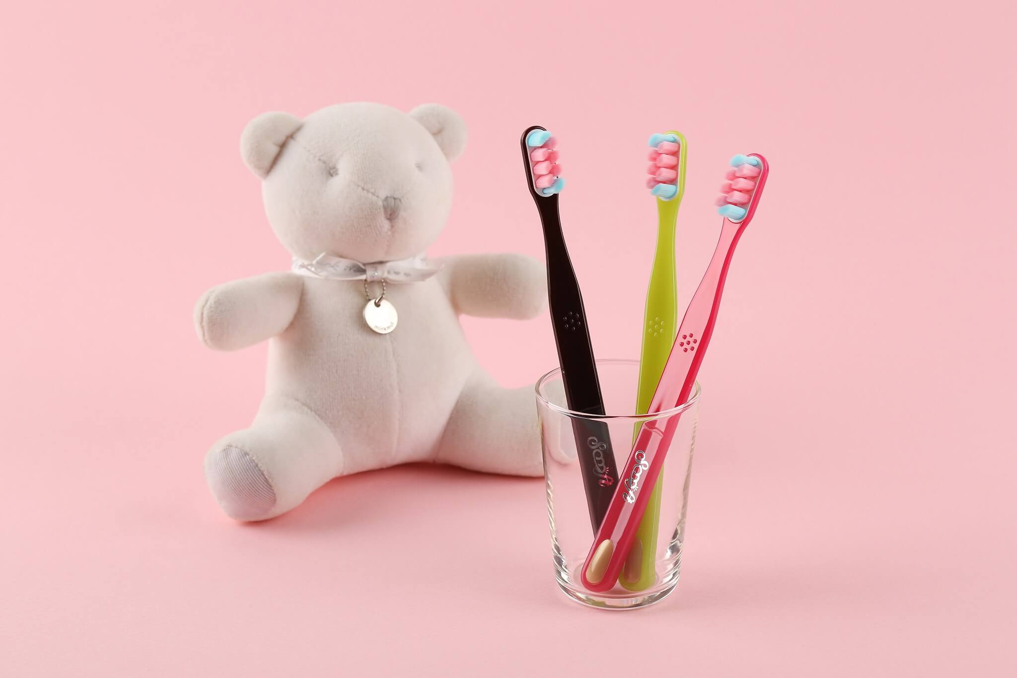 Linko Scoooft รุ่น Gum Oral Care  แปรงสีฟัน Linko Soooft รุ่น Gum Oral Careคุณสมบัติพิเศษ ทุกชิ้นผลิตด้วยมือ ขนแปรงที่เป็นเอกลักษณ์ เพื่อให้ใช้แรงในการแปรงน้อยที่สุด แปรงฟันและนวดเหงือกให้สะอาดพร้อมกัน ขนที่นุ่มพิเศษระดับ 4เหมาะสำหรับ ผู้ที่แปรงฟันแรง มีปัญหาเหงือกร่น ใช้ฟันปลอม ผู้ที่ตั้งครรภ์ และมีอายุมากกว่า 40 ปีลักษณะขนแปรง ขนแปรงเรียวแหลมชนิดนุ่ม หนาและแน่นเป็นพิเศษ ขนแปรงมากกว่า 7,000 เส้นมากที่สุดในโลก ปลายขนแปรงหนาน้อยกว่า 0.01มม.