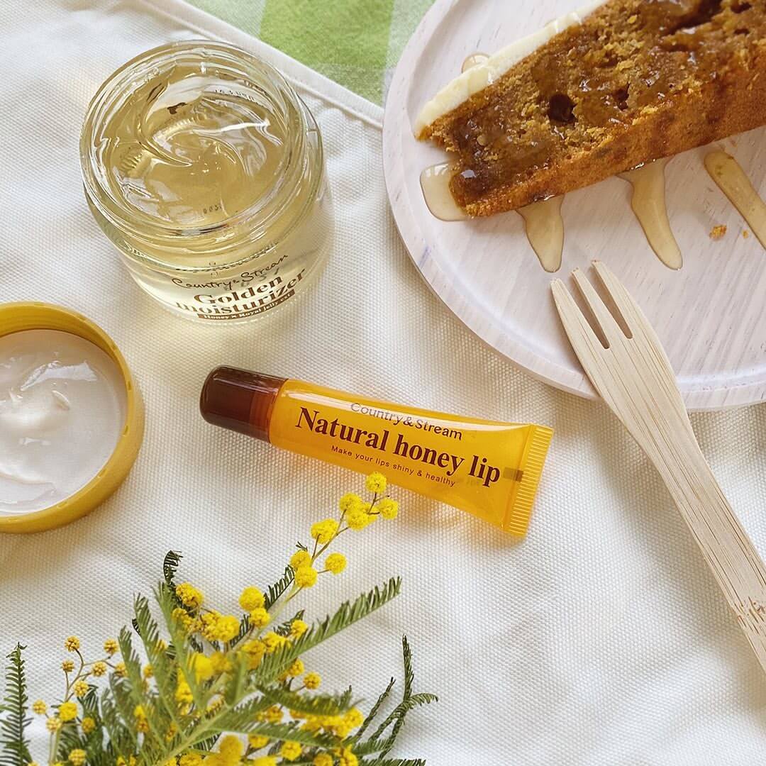 Country&Stream Natural Honey Lip 10 g แบรนด์ดังจากญี่ปุ่น ที่ใช้ส่วนผสมจากน้ำผึ้งแท้ ที่เด่นในการให้ความชุ่มชื้น ลดริ้วรอย ผสานแผลที่ปากได้เป็นอย่างดี 