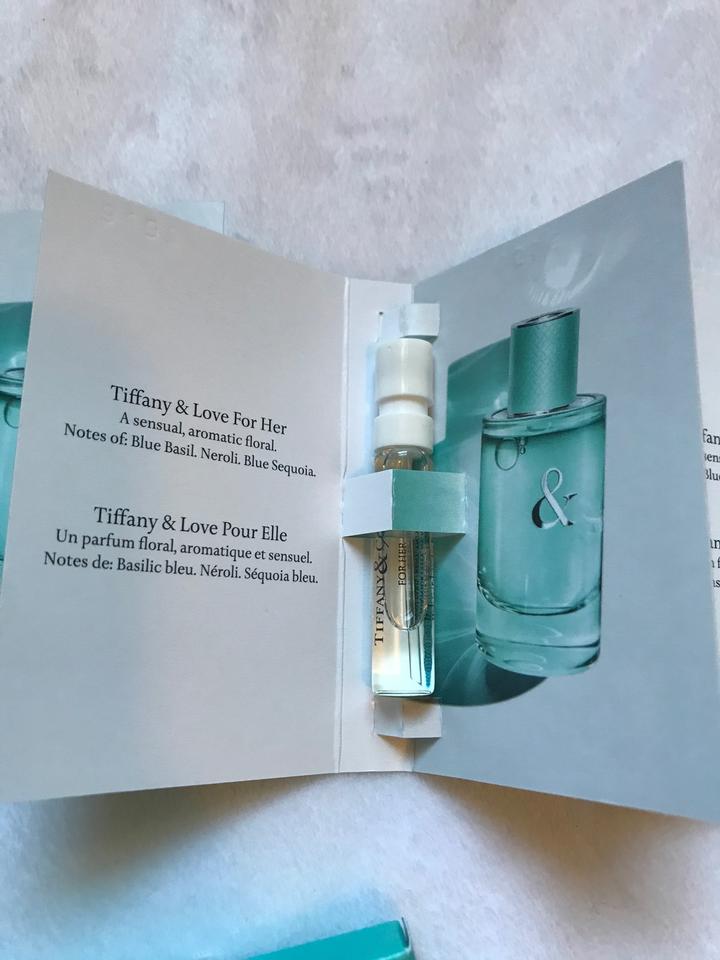แพ็คคู่ Tiffany&Co Love For Her Eau De Parfum 1.2ml มีกลิ่นของดอกไม้และไม้ ที่สดใส เปิดตัวด้วยกลิ่นบลูเบซิล แบล็คเคอร์แรนท์ เกรปฟรุต กลิ่นกลางเป็นเนโรลี มะลิ และซ่อนกลิ่น ปิดท้ายด้วยกลิ่น Blue Sequoia หญ้าแฝกและไม้ซีดาร์