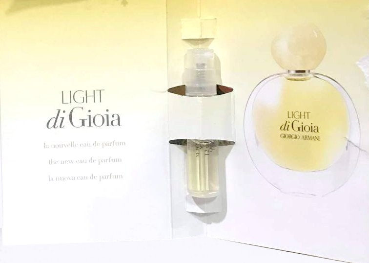 แพ็คคู่ Giorgio Armani LIGHT di Gioia Eau De Parfum 1.2 ml น้ำหอมที่เชื่อมโยงธรรมชาติเกี่ยวกับ"แสง" ให้กลิ่นหอมสดชื่นของไซตรัสและความเย็น แสงแดดที่ถูกพรรณาดั่งดอกไม้ขาว
