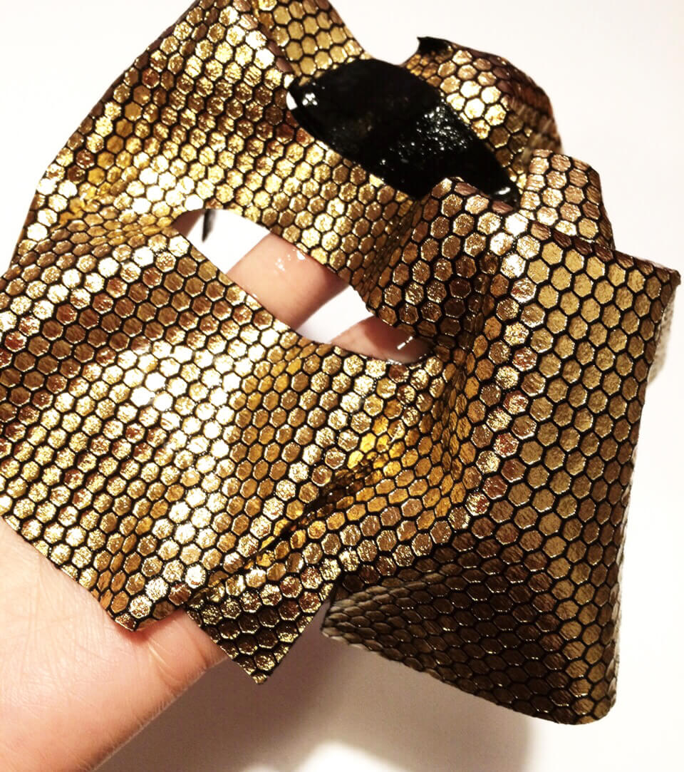 NOHj Power Foil 24K Gold Therapy Mask 28 g    มาสก์ฟอยล์ทองคำ 24 K เคลือบด้วยลวดลายพิเศษ เพิ่มการยึดเกาะกับผิวได้ดียิ่งขึ้น ด้านหนึ่งเป็นทองคำ อีกด้านเป็นมาสก์ชาล์โคล ช่วยดีท็อกซ์ผิว  พร้อมเติมความชุ่มชื่นจาก Moisturizing Essence ที่อัดแน่นในแผ่นเดียว ให้ผิวสะอาด นุ่ม เปล่งประกาย