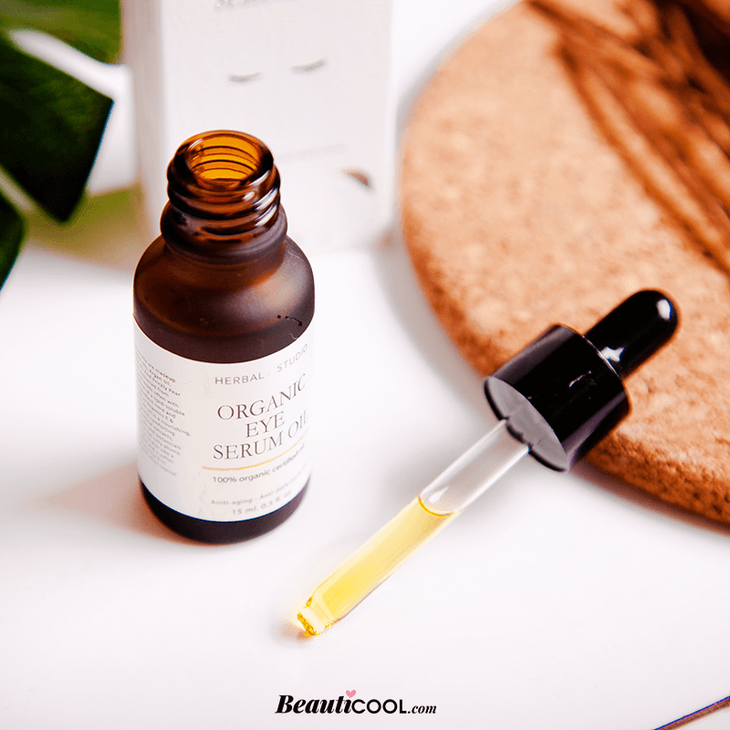 Herbal Studio Organic Eye Serum Oil 15 ml  จากธรรมชาติ 100%  เซรั่มสําหรับผิวรอบดวงตาที่สกัดจาก นํ้ามันอาร์แกนออยลล์ (Argan oil) นํ้ามันกระบองเพรชยักษ์ (Prickly pear seed oil) และนํ้ามันโร สฮิป (Rosehip oil)  และวิตามินอี วิตามินเค ช่วยให้ผิวรอบดวงตาดู กระจ่างใส มอบความชุ่มชื่น ลดรอยเหี่ยวย่นรอบดวงตา อย่างเห็นได้ชัด ทั้ง ยังมีส่วนผสมของนํ้ามันหอมระเหยกุหลาบอันทรางคุณค่า   ส่วนประกอบ: Argania Spinsosa (Argan) Oil, Rosa Canina 