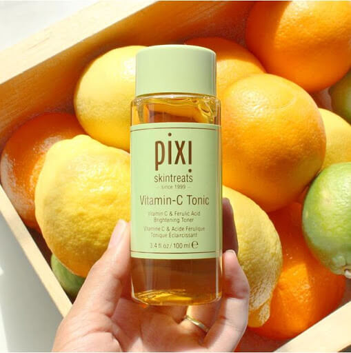 Pixi Vitamin C Tonic 250 ml ใช้วัตถุดิบจากธรรมชาติ 100% อ่อนโยนต่อผิว อุดมด้วยสารต้านอนุมูลอิสระจากวิตามินซีที่ช่วยเพิ่มการสร้างคอลลาเจนในชั้นผิวพร้อมฟื้นฟูจากความหมองคล้ำ 