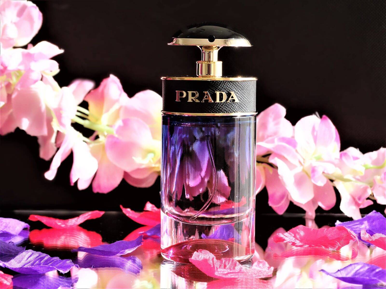 Prada Candy Night Eau De Parfum 7 ml เพิ่มเสน่ห์ความหอมให้น่าหลงใหล ด้วยน้ำหอมคุณภาพดีจากแบรนด์ PRADA ด้วยคัดสรรส่วนผสมคุณภาพสูง ผสานกลิ่นหอมละมุนชวนลุ่มหลงจากธรรมชาติ ให้กลิ่นหอมติดทนยาวนานตลอดทั้งวัน พร้อมเติมเต็มวันพิเศษของคุณให้น่าประทับใจ