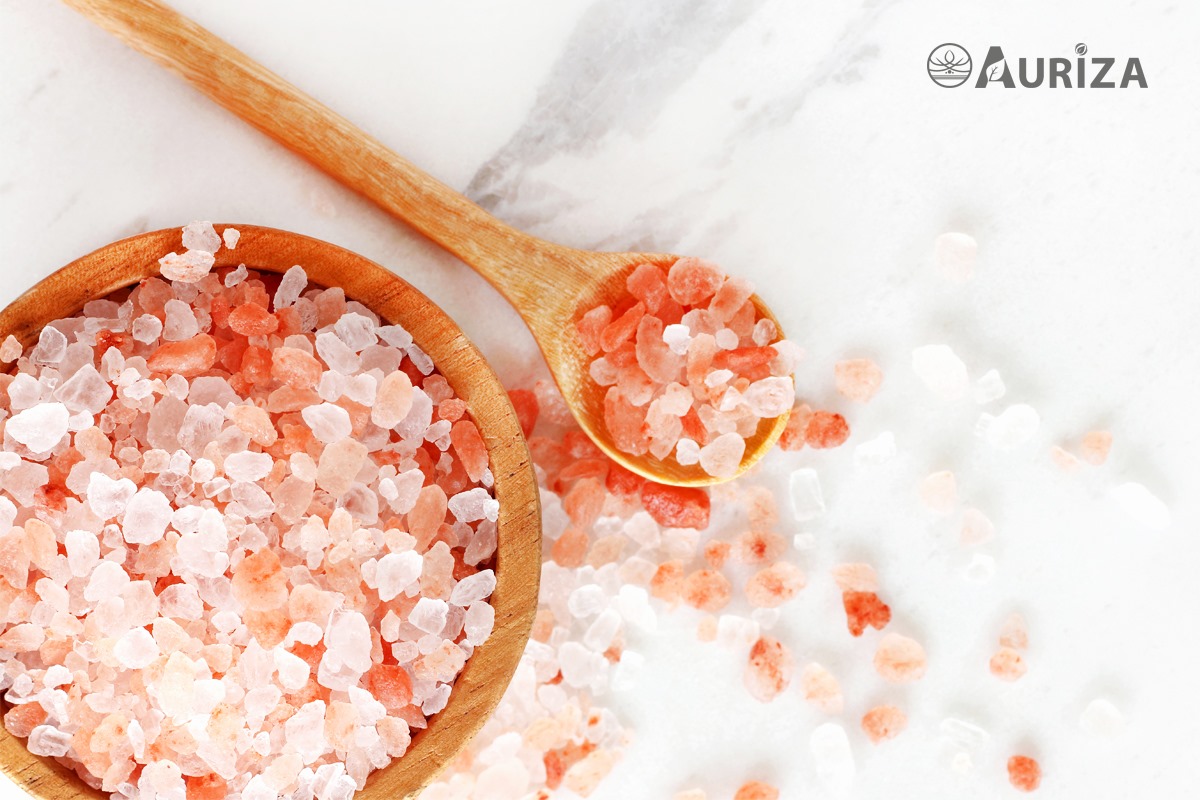 Auriza Spa Himalayan Pink Salt 200 g  เกลือหิมาลายัน พลังของการบำรุงสุดมหัศจรรย์จากธรรมชาติ มีประโยชน์ต่อผิวพรรณ และร่างกาย เกลือสีชมพูที่มีความสะอาดบริสุทธิ์ เกิดจากการตกผลึกผ่านการระเหยของน้ำทะเลที่มีต้นกำเนิด จากเทือกเขาหิมาลัย ประเทศปากีสถาน แรงบีบอัดของผลึกจับตัวกันจนแน่น เป็นเวลากว่า 250 ล้านปี ทำให้อุดมไปด้วยแร่ธาตุกว่า 84 ชนิด