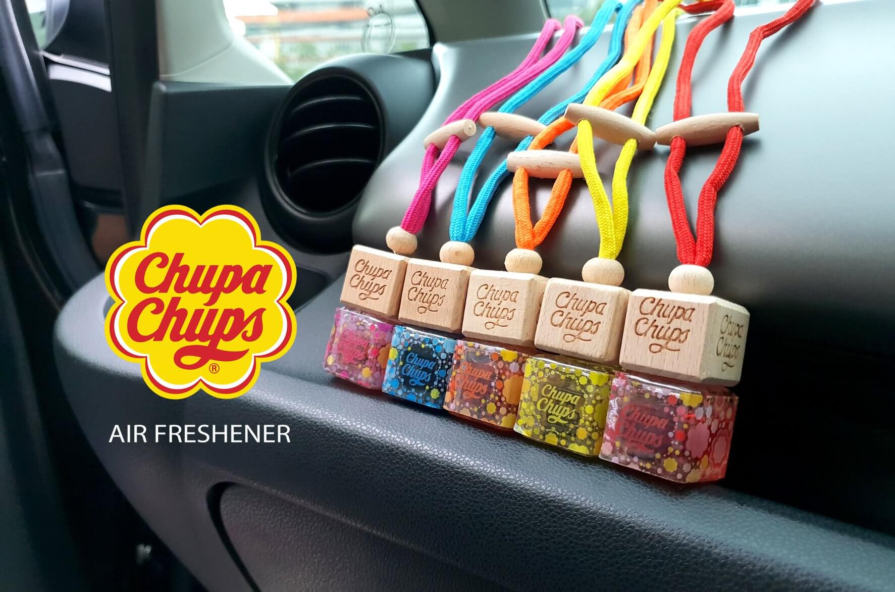 Chupa Chups Air Freshener น้ำหอมปรับอากาศอโรม่า ไม่เป็นอันตรายต่อระบบทำความเย็น ใช้ได้กับทุกพื้นที่ เช่น ในรถยนต์ กระโปรงหลังรถยนต์ ห้องนอน ห้องน้ำ ตู้เสื้อผ้า ตู้รองเท้ แพ็คเก็จจิ้งสีสันสดใส สวยงาม รูปลักษณ์ขนาดกระทัดรัด ดูเก๋ เท่ห์ทันสมัย 
