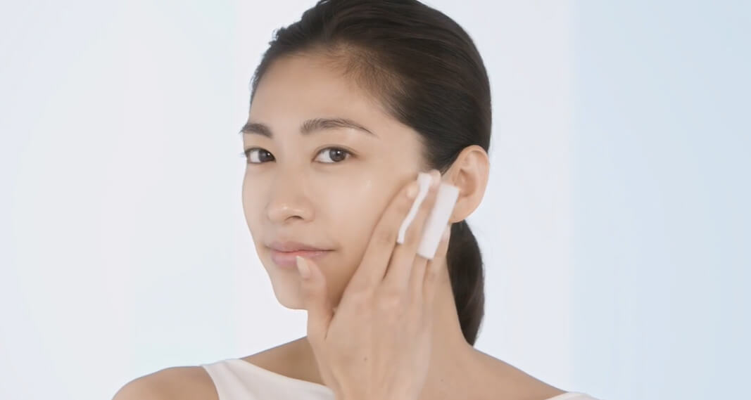 Shiseido Revitalizing Treatment Softener Lotion Soin Revitalisant 75 ml โลชั่นที่ซึมซาบสู่ผิวได้อย่างรวดเร็ว เสมือนมีม่านบางๆ เนียนนุ่มเคลือบปกป้องผิว ให้ผิวยืดหยุ่น ชุ่มชื้น แน่นกระชับ ปราศจากริ้วรอยเส้นบาง ต่อต้านสัญญาณความร่วงโรยผิว ปรับสมดุลผิว พร้อมกระตุ้นการผลิตความชุ่มชื้น