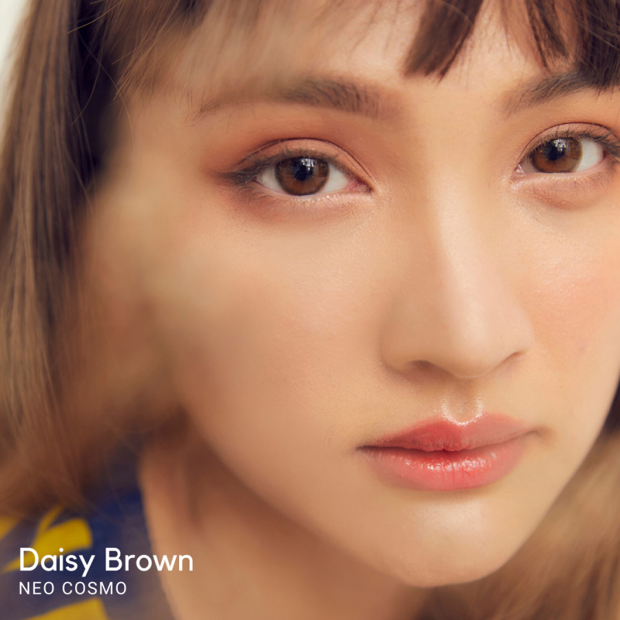 Neo Cosmo Daisy Brown 0.00 คอนแทคเลนส์ลวดลายนัวๆสไตล์ญี่ปุ่น สีบางเบา เบลนกับสีตาจริงดีมาก เพิ่มความโตเล็กน้อย ธรรมชาติสุดๆ ใส่ได้ทุกโอกาส