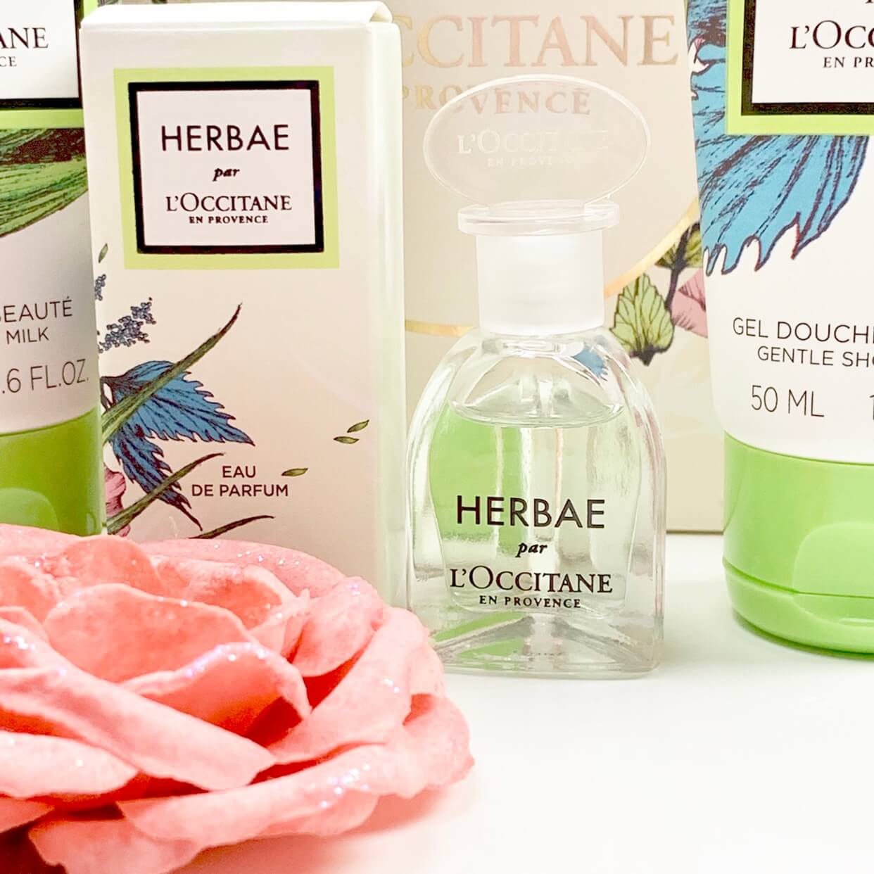 L'occitane Herbae Par Eau De Parfum น้ำหอมที่รังสรรค์จากความงามที่แท้จริงของธรรมชาติ จากพลังพฤกษาอันทรงคุณค่าของหญ้าป่า และไม้หนามหลากชนิด ที่นำพากลิ่นหอมอันแสนงดงามและสดชื่น กลิ่นหอมละมุนของดอกไม้ที่ทั้งทรงพลังและให้ความสดชื่นประดุจกลิ่นผลไม้  