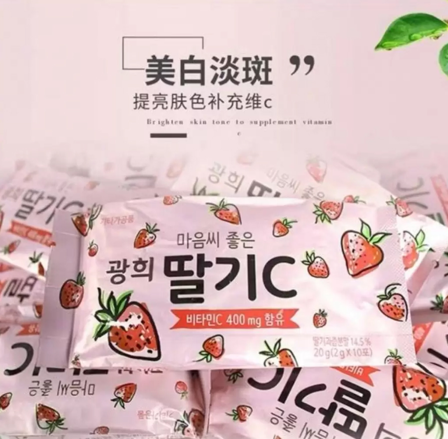 Kwanghee Strawberry Vitamin C Powder Stick วิตามินซี 400 mg. รสสตรอเบอรี่ แบบไร้น้ำตาล จากประเทศเกาหลี ลดอาการของโรคภูมิแพ้ สมานแผลให้หายเร็วขึ้น ยังช่วยสร้างคอลลาเจน บำรุงผิวพรรณใ้ห้ดีขึ้น ผิวพรรณเต่งตึง เรียบเนียนนุ่ม แก้ไขปัญหาของผิวเสียคล้ำดำและชะลอความแก่