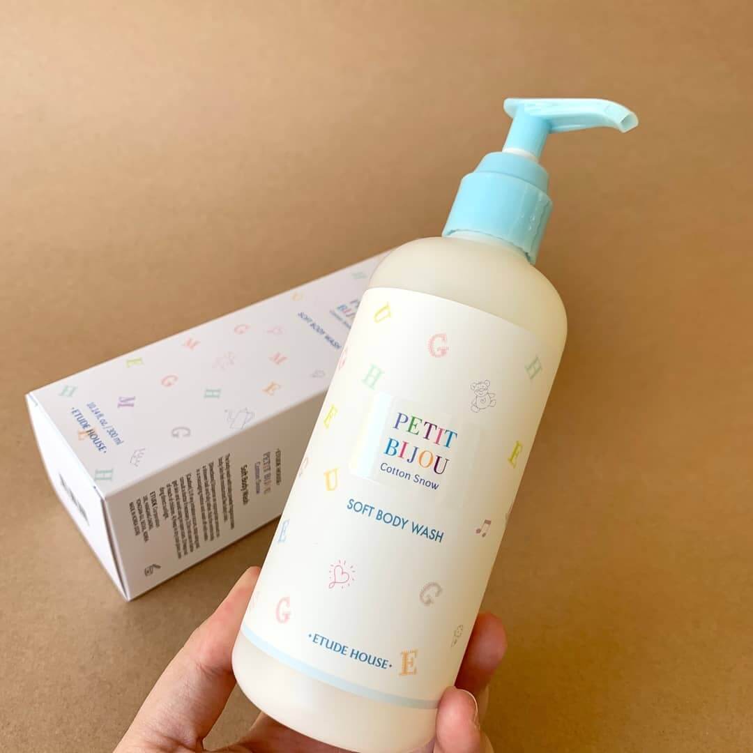 Etude Petit Bijou,Etude House Petit Bijou Cotton Snow soft Body wash, ครีมอาบน้ำกลิ่นแป้งเด็ก,ผิวหอมเนียนนุ่มดุจดั่งผิวเด็ก,ครีมอาบน้ำ etude,กลิ่นแป้งเด็ก,สูตรอ่อนโยน,กลิ่นแป้งเด็กหอมละมุน,etude กลิ่นแป้งเด็ก,น้ำหอมกลิ่นแป้งเด็ก,Etude House Petit Bijou Cotton Snow soft Body wash รีวิว,