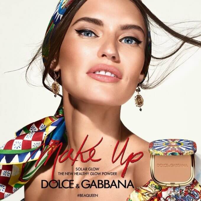 Dolce & Gabbana Solar Glow Ultra-Light Bronzing Powder#30 Sunrise 2 g  10 ปีที่ร้อยเรียงเรื่องราวหลากอารมณ์, 10 ปีกับการก่อกำเนิดความงามหลากรูปแบบ DOLCE&GABBANA ยกย่องความเป็นผู้หญิง และเสน่ห์แห่งความงามภายในตัวของพวกเธอแต่ละคน และทุกคน  เมกอัพคอลเล็กชั่นใหม่ในปี 2019 อันทรงเอกลักษณ์ Be A Queen ได้รับการออกแบบขึ้นมาเพื่อทวีอำนาจแห่งอิสตรี นำมาซึ่งความสุข เบิกบาน สดใสและความมั่นใจให้แก่พวกเธอเหนืออื่นใดคือทำให้พวกเธอรู้สึกเสมือนราชินีในทุกๆวัน  โดยเมกอัพในคอลเล็กชั่นนี้ นับว่าเป็นผลงานสร้างสรรค์อันทรงเอกลักษณ์ที่เผยความโดดเด่นแก่บุคลิกเฉพาะตัวของผู้หญิงตามมาตรฐานความงามสง่าจากอดีตกาล ด้วยการสรรค์สร้างลุคการแต่งหน้าที่หลากหลาย  ไม่ว่าจะเป็นสาวเจ้าเสน่ห์ เต็มไปด้วยอำนาจเย้ายวน, หญิงสาวผู้ภูมิฐาน หรือเด็กสาวแสนซน ตลอดจนความงามสง่าเผยความเป็นผู้หญิงเต็มตัว