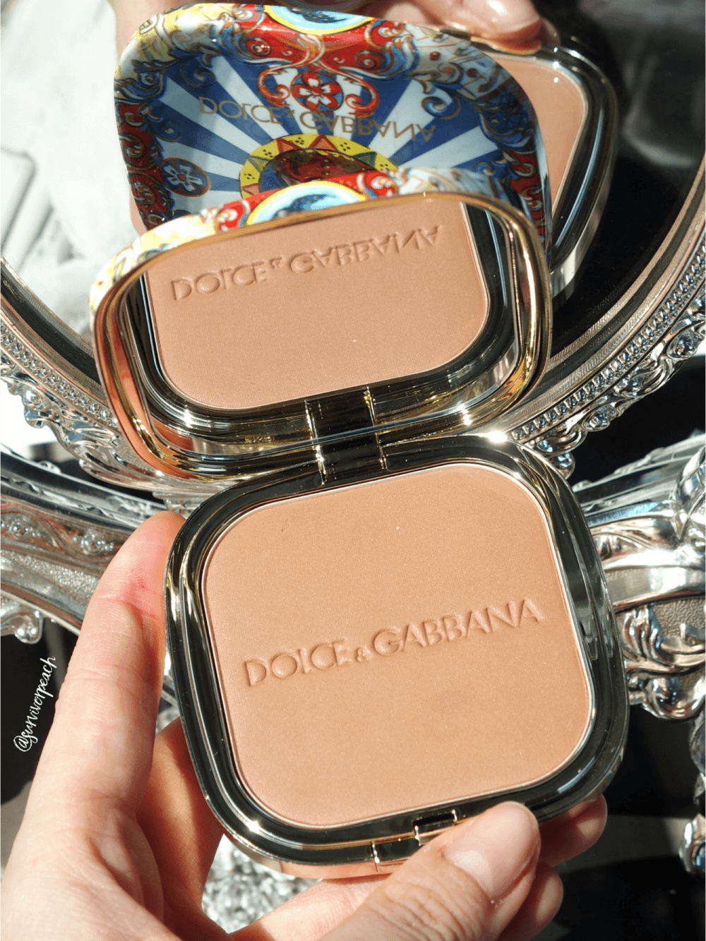 Dolce & Gabbana Solar Glow Ultra-Light Bronzing Powder #30 Sunrise 2 g บลอนซิ่ง พาวเดอร์ที่ให้ผิวดูเปล่งปลั่งเงางาม อณูแป้งเนื้อละเอียด ให้ผิวดูเปล่งประกายเสมือนอาบแดดมาในทันที