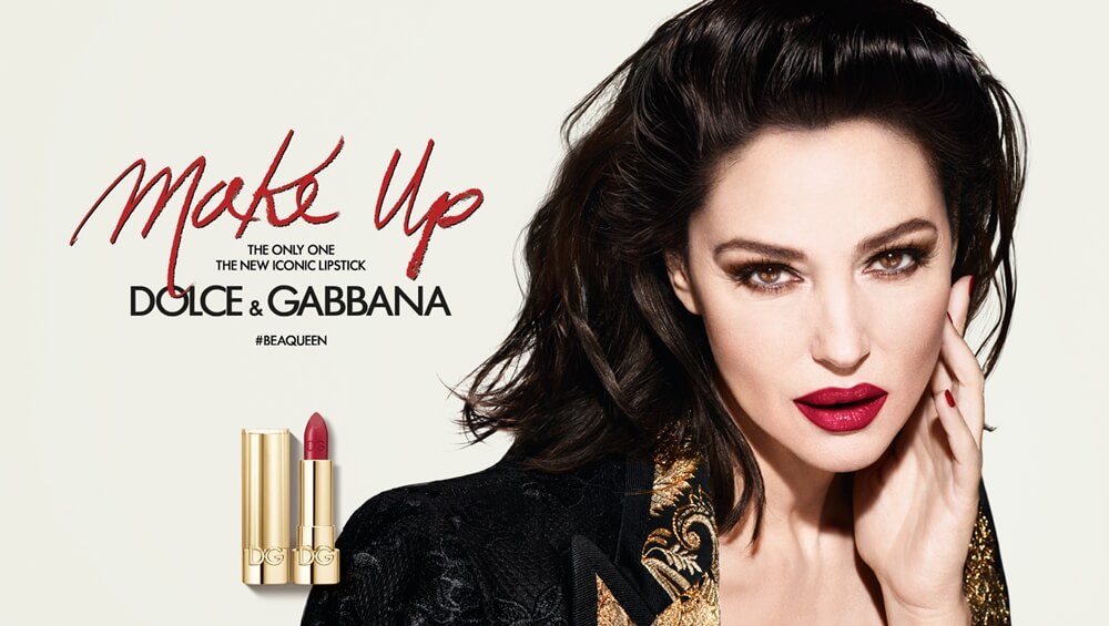 Dolce & GabbanaThe Only One Luminous Colour Lipstick #230 DGbellezza 1.7 g ลิปสติกฟินนิชเนียนนุ่มดุจใยไหม สูตรทอประกายสว่างจาก Dolce & Gabbana เฉดสีสดสวยคมชัด งดงามผ่านสัมผัสบางเบา เรียบเนียน ให้ความรู้สึกเย้ายวนชวนใช้ไม่รู้เบื่อ ในขณะที่ส่วนผสมเชิงซ้อน Mediterranean Glow Complex  ช่วยให้เนื้อผลิตภัณฑ์อันนุ่มนวลมอบการบำรุงล้ำลึก ชุ่มชื่น ให้แก่ริมฝีปาก