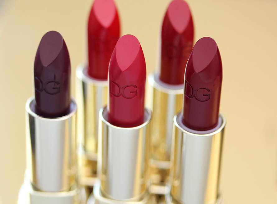 Dolce & GabbanaThe Only One Luminous Colour Lipstick #230 DGbellezza 1.7 g ลิปสติกฟินนิชเนียนนุ่มดุจใยไหม สูตรทอประกายสว่างจาก Dolce & Gabbana เฉดสีสดสวยคมชัด งดงามผ่านสัมผัสบางเบา เรียบเนียน ให้ความรู้สึกเย้ายวนชวนใช้ไม่รู้เบื่อ ในขณะที่ส่วนผสมเชิงซ้อน Mediterranean Glow Complex  ช่วยให้เนื้อผลิตภัณฑ์อันนุ่มนวลมอบการบำรุงล้ำลึก ชุ่มชื่น ให้แก่ริมฝีปาก