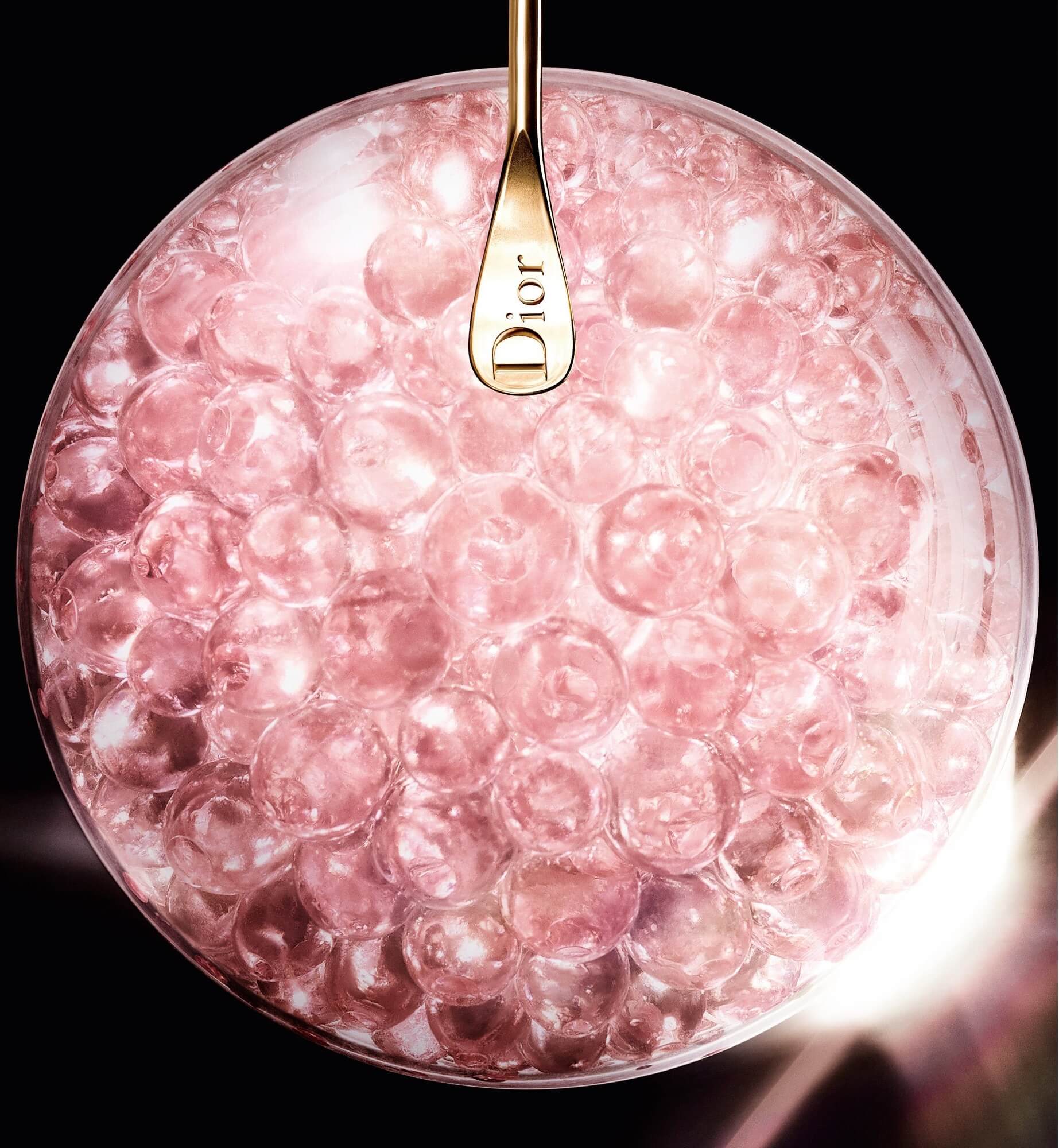 Dior Prestige La Micro - Huile De Rose  สารอาหารขนาดไมโครจิ๋ว 20 ชนิดที่จำเป็นต่อผิว รวมถึงแร่ธาตุต่างๆ เกลือแร่ โอเมก้า 3 วิตามินอี ตรงเข้าฟื้นบำรุงผิวอย่างล้ำลึก   พิเศษยิ่งกว่าคือในแต่ละขวดเต็มไปด้วยอณูแค็ปซูลทรงกลมไข่มุก หรือ Rose Micro Pearls กว่า 10,000 แค็ปซูล ซึ่งสกัดมาจากกุหลาบกรองวิลล์ ที่เป็นเอกสิทธิ์เฉพาะของ dior pretige ฟื้นบำรุงผิวให้แข็งแรง อิ่มเอิบ กระจ่างสดใส มีชีวิตชีวาอีกครั้ง