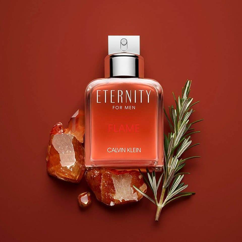 CK Calvin Klein  Eternity Flame For men EDT น้ำหอมผู้ชายกลิ่นหอมสดชื่นแต่อบอุ่น ที่สะท้อนถึงพลังของแสงอาทิตย์ประกายสีส้มบนท้องฟ้า ขับมนต์เสน่ห์อันแสนเย้ายวนของกลิ่น Oriental จากธรรมชาติ สู่กลิ่นหอมอันแสนนุ่มนวลอบอุ่นสไตล์ Fougere Oriental ที่เหมาะสำหรับคุณผู้ชาย