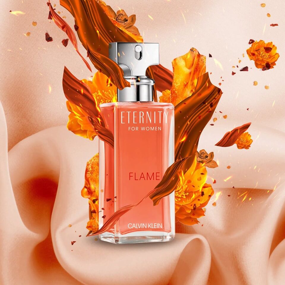 CK Calvin Klein Eternity Flame For Women EDP แพ็คเก็จจิ้งขวดแก้ว ที่สะท้อนถึงความเพรียวของหญิงสาว และสีของน้ำหอมที่สะท้อนถึงยางไม้จามพุ่มกุหลาบหิน สะท้อนได้ถึงหญิงสาวอันเย้ายวนกับภาพลักษณ์ที่อบอุ่น ชวนหลงใหล 