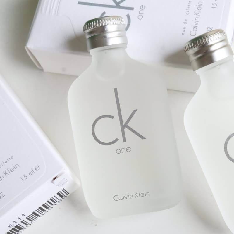 CK Calvin Klein ​ CK ONE EDT น้ำหอม CK One รุ่นดั้งเดิมรุ่นนี้ถือกำเนิดขึ้นในปี 1994 เป็นน้ำหอมที่ผู้หญิงก็ใช้ได้ผู้ชายก็ใช้ดี ให้กลิ่นหอมสดชื่นแนวไซตรัสวู้ดดี้ ถูกสร้างสรรค์ขึ้นมาโดยนักปรุงน้ำหอมชื่อดังอย่าง Alberto Morillas และ Harry Fremont เหมาะสำหรับชายและหญิง 
