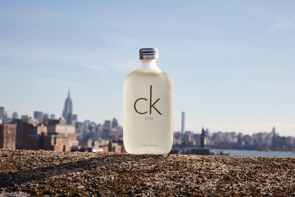 CK Calvin Klein ​ CK ONE EDT น้ำหอม CK One เป็นน้ำหอมที่เหมาะสำหรับใช้ในตอนกลางวันของฤดูร้อนและใบไม้ผลิ เป็นน้ำหอมที่มีผู้ชื่นชอบจากทั่วทุกมุมโลก และเป็นที่นิยมมาหลายปี 