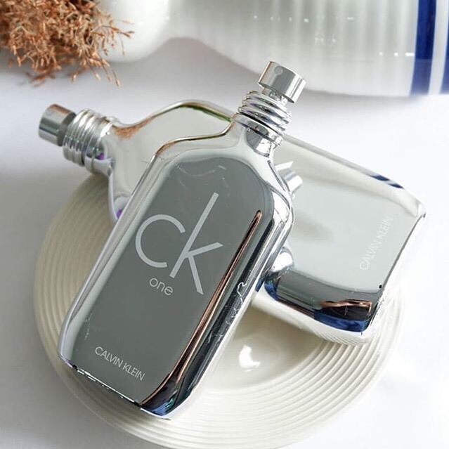 CK Calvin Klein One Platinum Edition EDT 1.2 ml น้ำหอมผู้ชาย กลิ่นเย็นสบายและอบอุ่น ผสานรวมความสดใสไร้เดียงสาเข้ากับความสุขุมนุ่มลึก