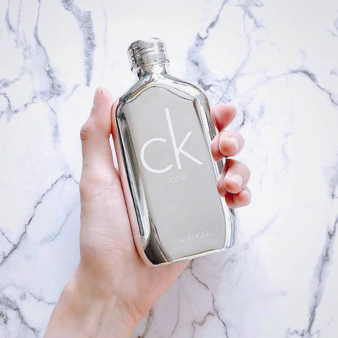 CK Calvin Klein One Platinum Edition EDT 1.2 ml น้ำหอมผู้ชาย กลิ่นเย็นสบายและอบอุ่น ผสานรวมความสดใสไร้เดียงสาเข้ากับความสุขุมนุ่มลึก