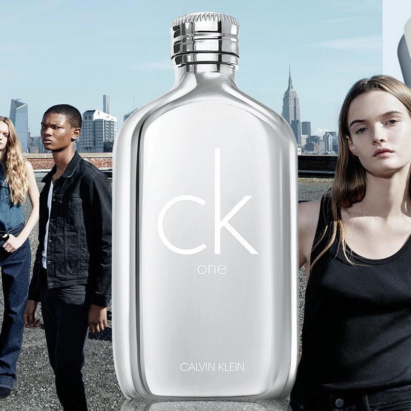 CK Calvin Klein One Platinum Edition EDT น้ำหอมได้รับแรงบันดาลใจมาจากประเพณี, ความเก่าแก่และความทันสมัยของแฟชั่นจากแบรนด์ Calvin Klein ให้กลิ่นหอมเข้ม มีความกระปรี้กระเปร่าและสดใส ให้ความรู้สึกที่สดชื่นทั้งเย็นและอบอุ่น  ได้รับการสร้างสรรค์โดยนักปรุงน้ำหอมอย่าง Ilias Ermenidis และ Pierre Negrin