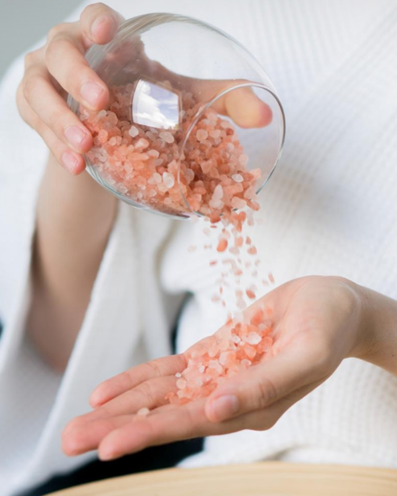 Auriza Spa Himalayan Pink Salt 200 g  ประโยชน์ของเกลือหิมาลายันสีชมพู  - มีส่วนช่วยขับสารพิษ  - บรรเทาอาการปวดเมื่อยตามร่างกาย เคล็ด ขัดยอก - ป้องกันการเกิดตะคริวของกล้ามเนื้อ  - ช่วยลดอาการบาดเจ็บของกล้ามเนื้อ  - ลดปัญหาสิว ผดผื่นคัน ส่งผลให้สุขภาพผิวดีอย่างเป็นธรรมชาติ  - บำรุงผิวพรรณ ให้ผิวอ่อนนุ่มชุ่มชื่นดูมีออร่า