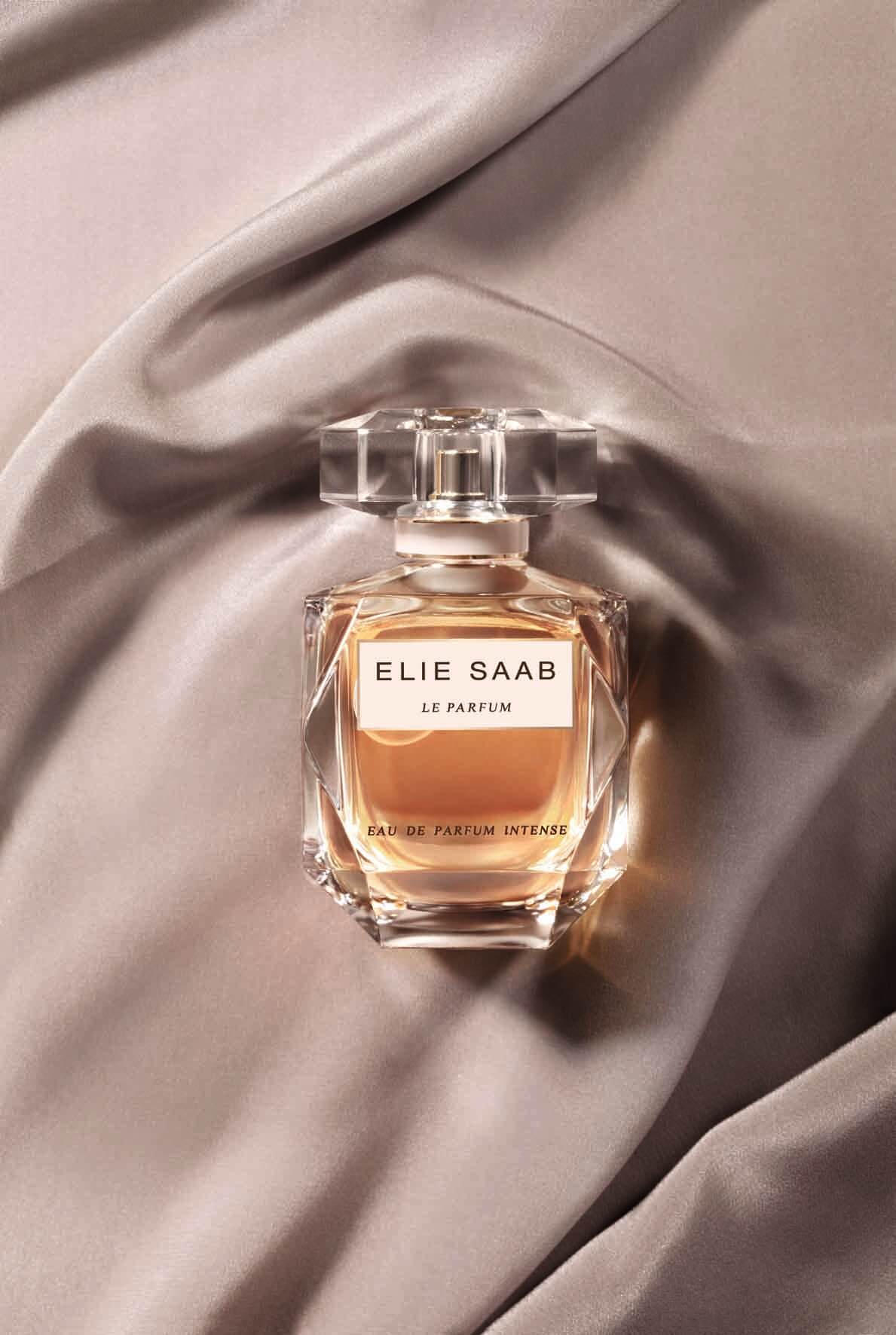 Elie Saab Eau de Parfum Intense น้ำหอมลำดับที่สาม กลิ่นใหม่ล่าสุดของเอลี ซาบ แนวคิดแห่งแสงสว่างมาสร้างสรรค์ความหรูหราเลอเลิศให้บังเกิดแก่มวลอิสตรี เป็นบทนิยามเสน่ห์เย้ายวนในความเป็นผู้หญิงขนานแท้   กลิ่นหอมที่ให้กลิ่นหอมสดชื่น พร้อมเซ็กซี่ในตัว ดั่งหญิงสาวผู้มั่นใจ สง่างาม 