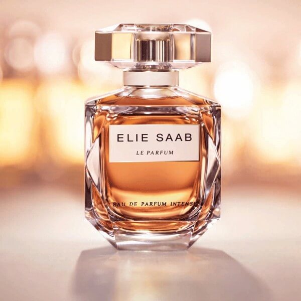 Elie Saab Parfum EDP Intense กลิ่นแรกของการจุดประกายแรงแห่งแสงสว่างพร่างพรายความสดชื่นของดอกส้มแมนดาริน ที่กลมกลืนลงสู่ใจกลางแห่งอารมณ์ดื่มด่ำ ชวนลุ่มหลงของกระดังงา ซึ่งอ่อนโยนลงด้วยความหอมหวานของน้ำผึ้งกุหลาบสู่กลิ่นกลางที่โปร่งใสดุจประกายแสงเรืองรองของการ์ดิเนีย สอดคล้องไปกับกระแสความอบอุ่นกรุ่นเสน่หารัญจวนของเวติแวร์ในกลิ่นท้าย แพ็ทชูลิ และหัวน้ำหอมกลิ่นอำพันเจือความหวานละมุนกรุ่นไอเสน่หารายรอบ ตราตรึงเนื้อกลิ่นให้ลึกซึ้งมิอาจลืม
