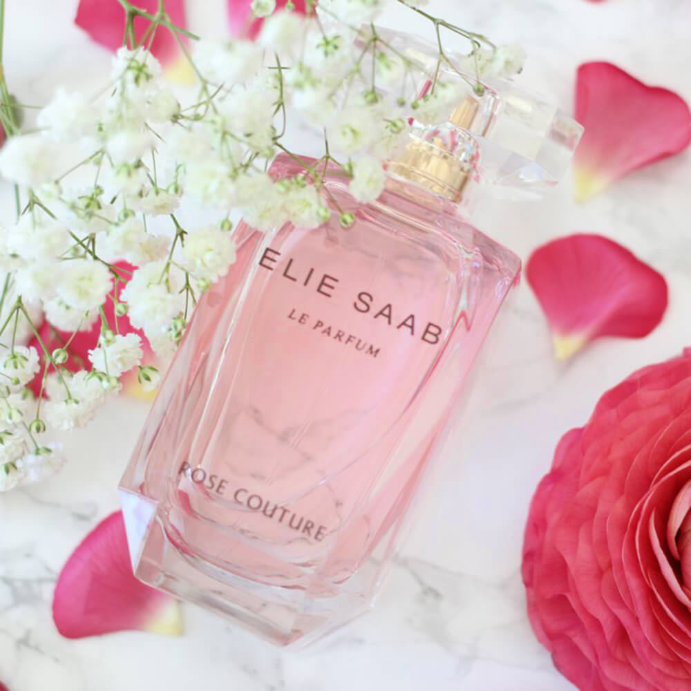 Elie Saab Parfum Rose Couture EDT กลิ่นเปิดฉากอันตระการตา กลิ่นแรกหลอมรวมความสดชื่นของกลีบดอกโบตั๋น บางเบาดุจแพรไหมไหวพลิ้วยามต้องลม ผสมความฉ่ำชื่นดุจหยาดน้ำค้างหยดตัวลงสู่น้ำหวานเกสรใจกลางดอกกุหลาบ  เพื่อดึงแง่มุมกลิ่นผลไม้ใจกลางพฤกษาที่แฝงตัวอยู่ภายนอกให้ออกมา และเติมความอ่อนหวานด้วยไออุ่นของวานิลลา  พลังรัญจวนเสน่ห์จากดอกมะลิช่างเย้ายวนชวนหลุ่มหลงราวกับเป็นสัมผัสทะนุถนอมของแพรไหมใยชีฟองยามทิ้งตัวคลอเคลียผิวกาย